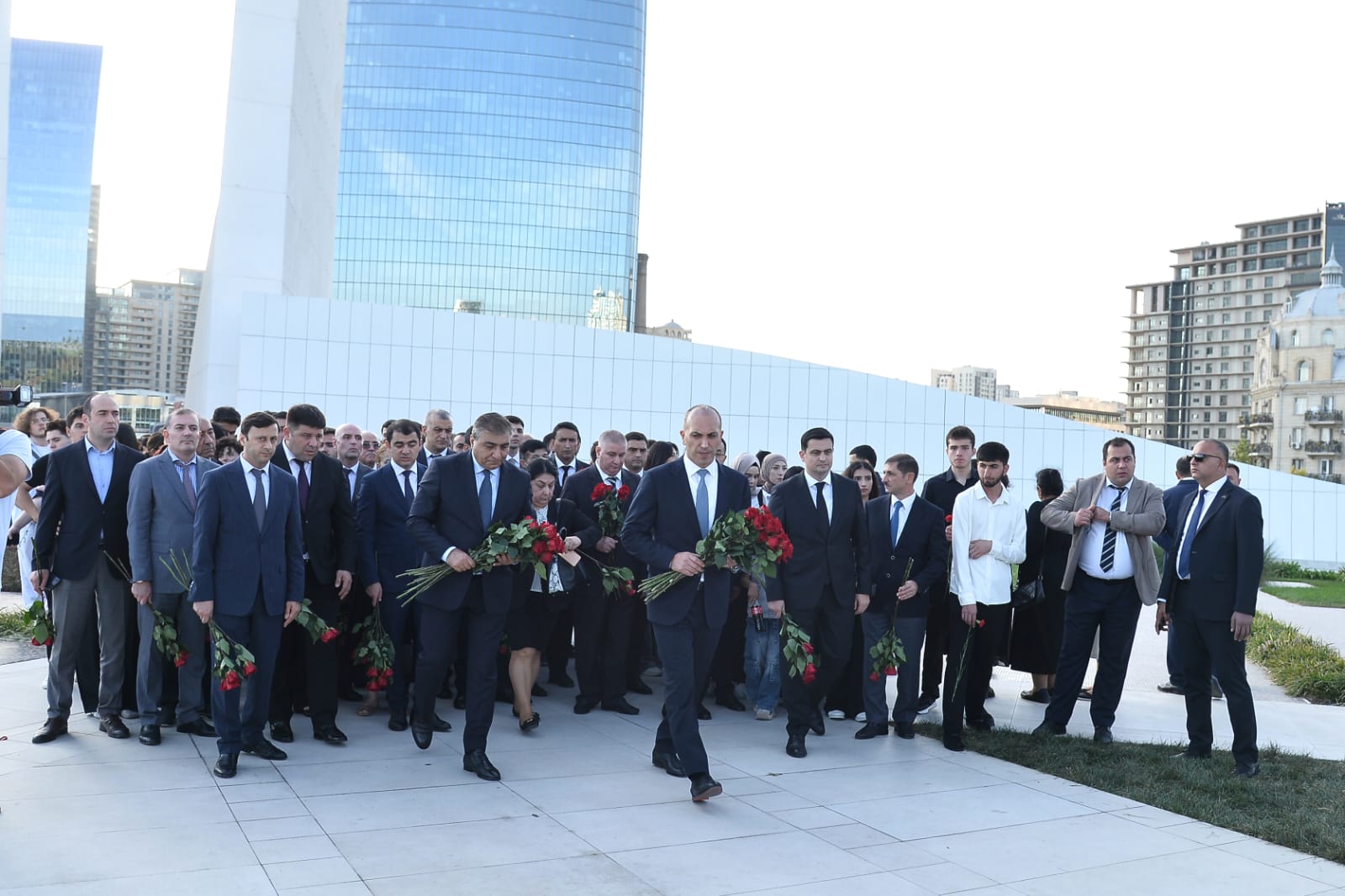 İpoteka və Kredit Zəmanət Fondunun kollektivi Anım Günü ilə əlaqədar Zəfər abidəsini ziyarət edib